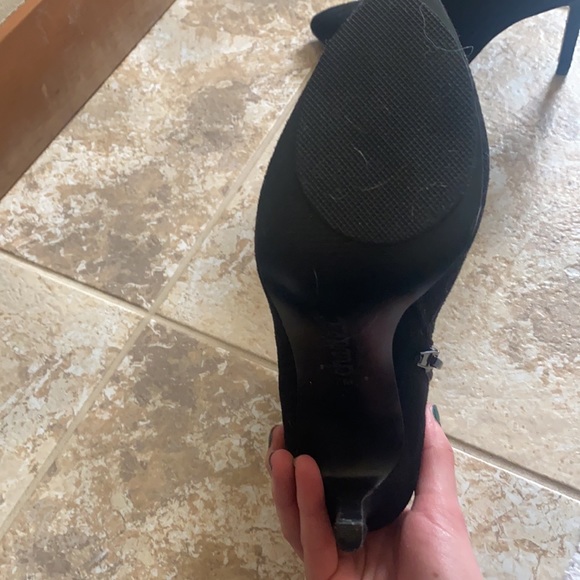 Charles David heeled boots in a size 7 - Picture 3 of 3